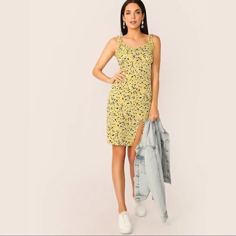 ✨ Ditsy Floral Print Frilled Trim Slit Hem Dress✨
